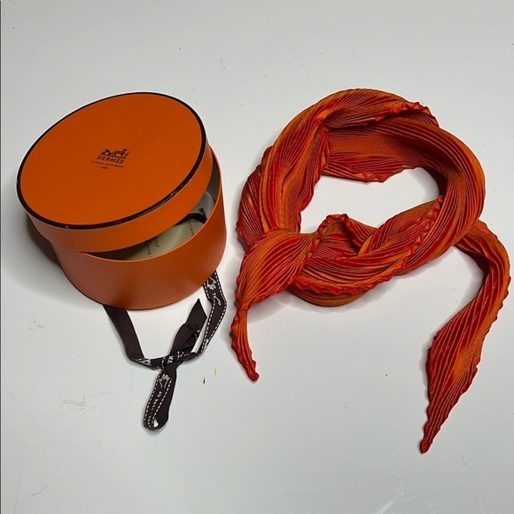 Hermès - Plissé Silk Handkerchie - Silk Orange Pleated Scarf with Box - Unworn - Picture 1 of 8